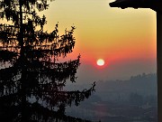 71 Il sole si arrossa e tramonta sui colli e verso la pianurra